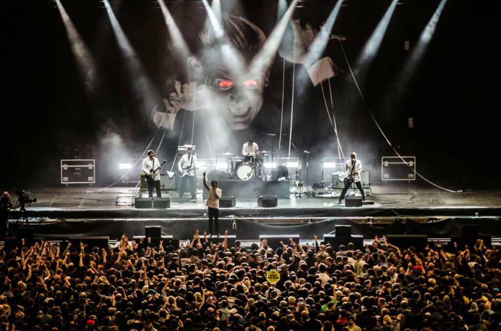 People lights dark 167480 (1)(1)