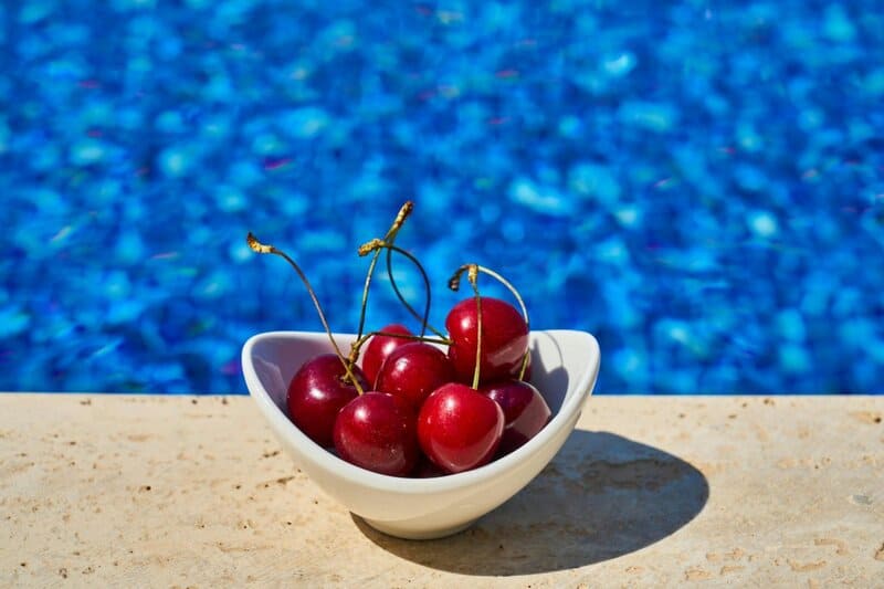 4. Berries in Summer: Hydration and Antioxidants