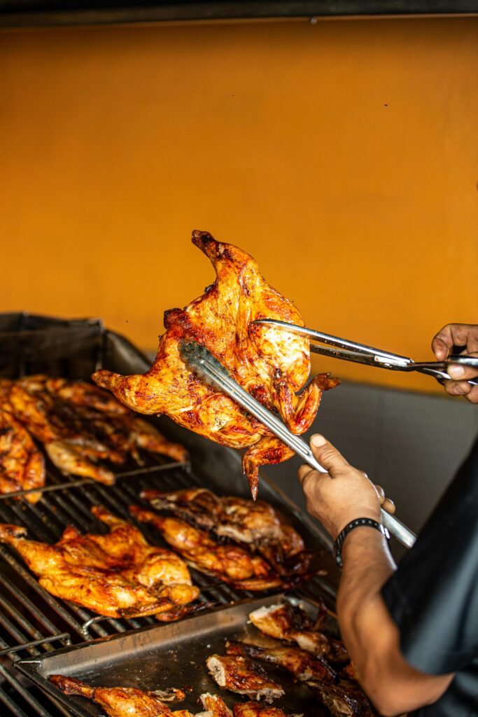 Free photo of chicken roasted on a barbecue