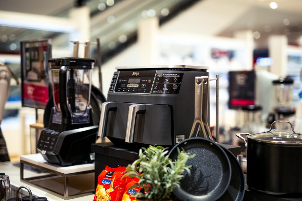 Free photo of kitchen appliances in a store 1